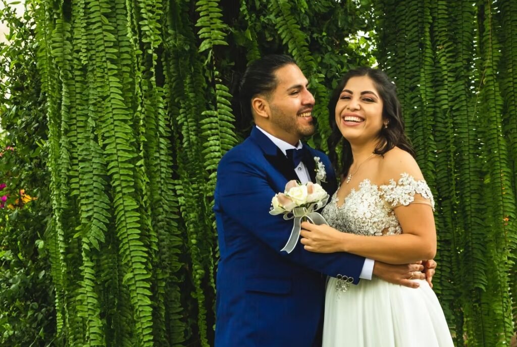 Novios durante sesión de fotografía profesional para bodas en Lima