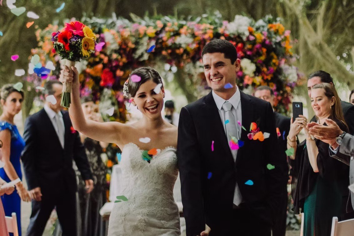 Novios durante sesión de fotografía profesional para bodas en Lima