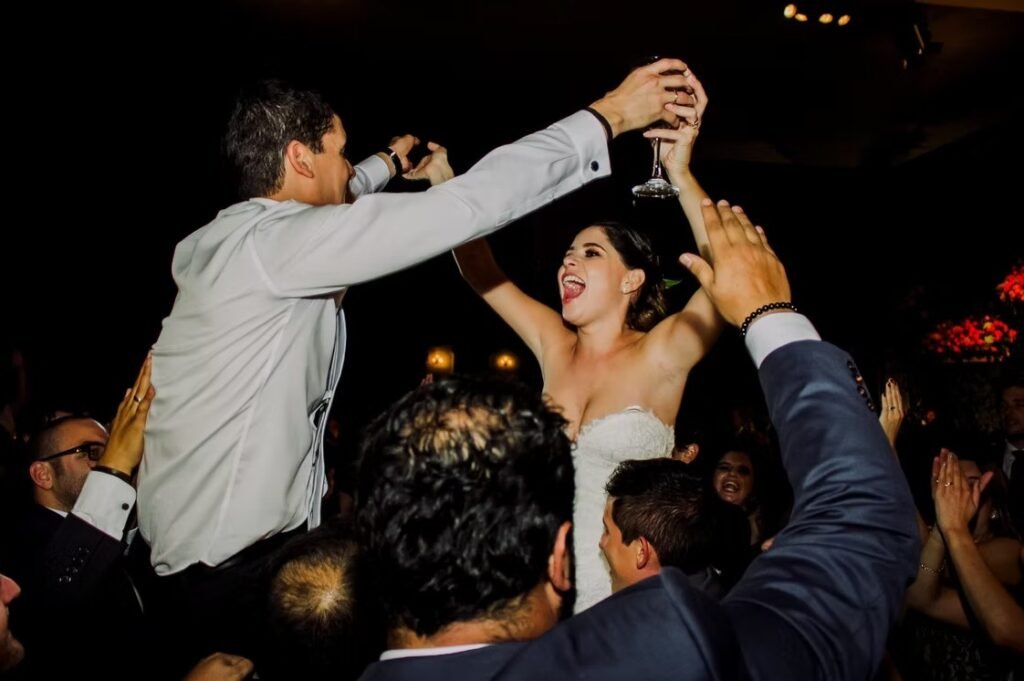 Novios durante sesión de fotografía profesional para bodas en Lima