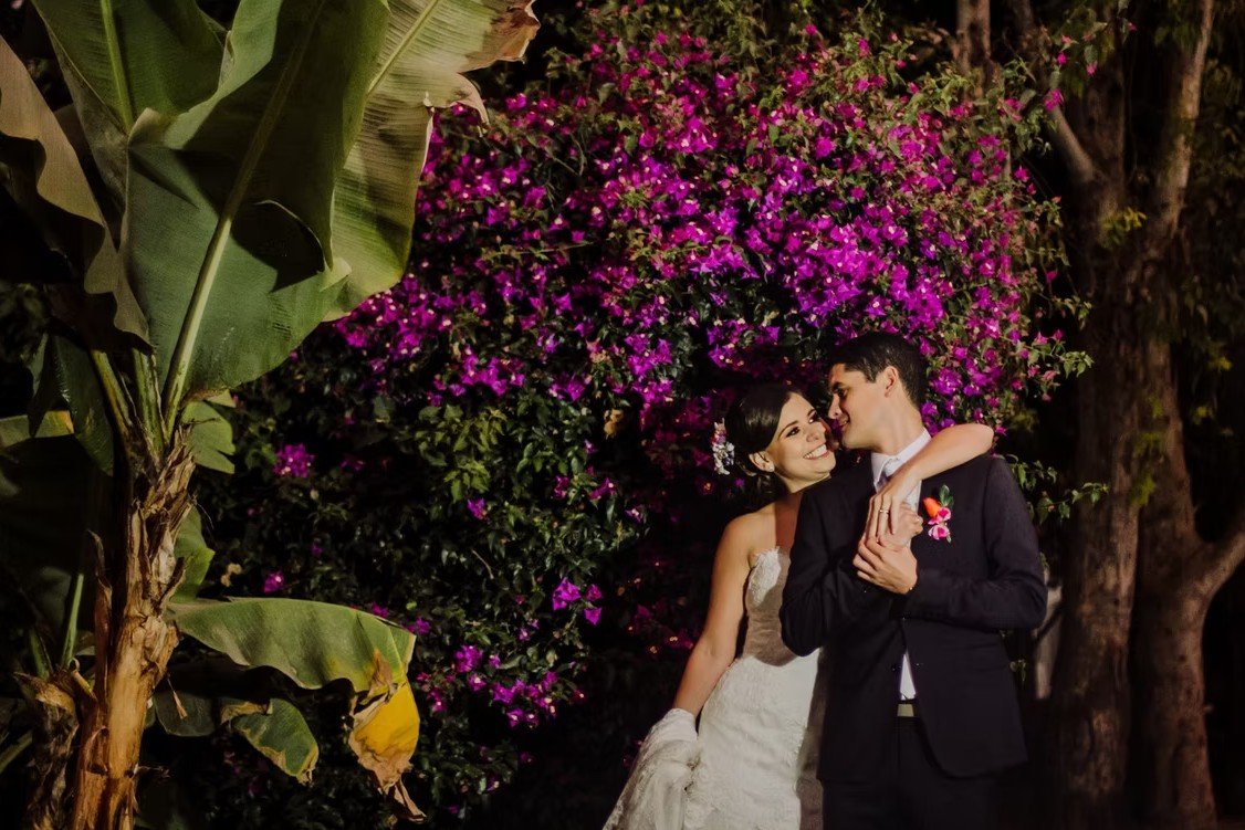 Novios durante sesión de fotografía profesional para bodas en Lima