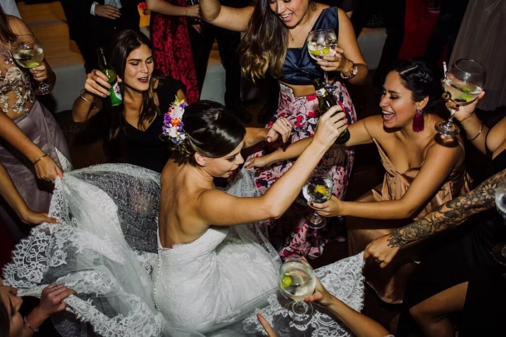 Novios durante sesión de fotografía profesional para bodas en Lima