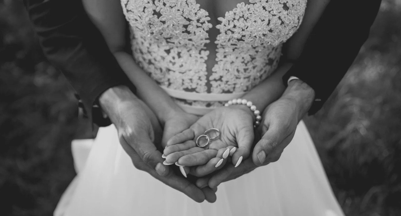 Pareja planificando cuándo contratar fotógrafo de bodas en Lima